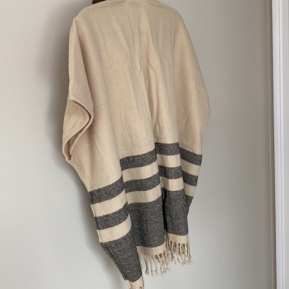Loft Fringe Open Poncho 💗 Tan & Black - Picture 5 of 16